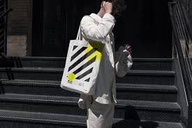 モダンなトートバッグ